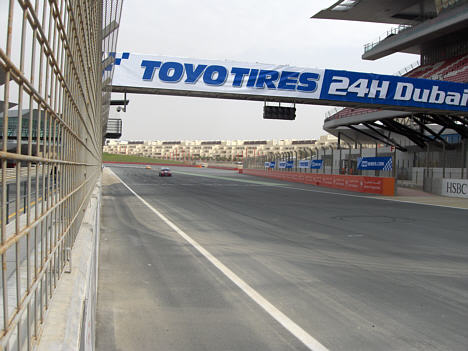 Den lille BMW Mini syner ikke af meget på Dubai Grand Prix banens langside..
(Foto: Stefan Kaas Racing Team)